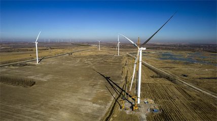 正在建設(shè)中的大慶喇嘛甸油田風(fēng)電項(xiàng)目現(xiàn)場。