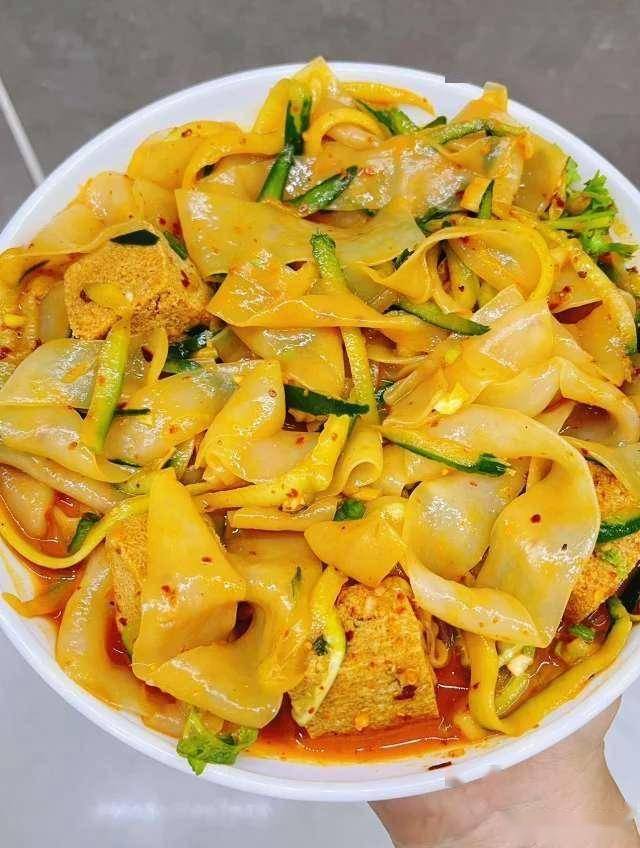 涼皮勁道有秘方，多加這一物，筋道爽滑不發硬，比小吃店的還好吃